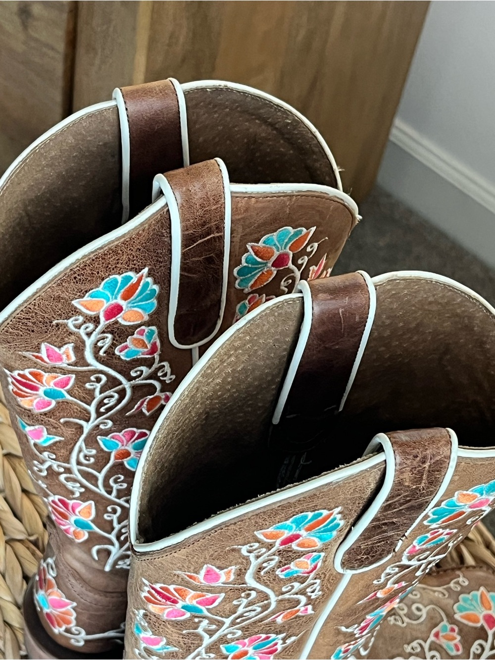 Ariat flower Embroidered Floral Cowboy Boots - Picture 7 of 13